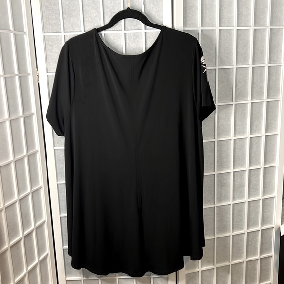 Woman’s Avenue Top Black Short Sleeve With White Flower Design Size 24W - Picture 2 of 8